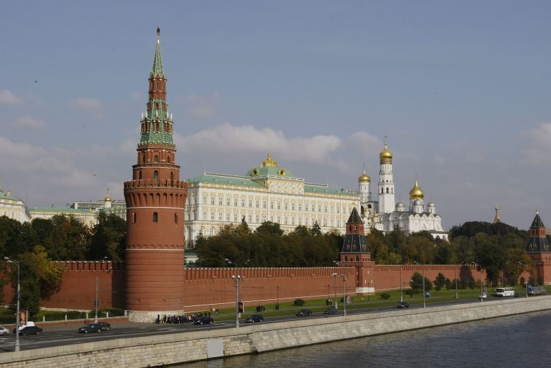 На стената на Кремъл се появи специално послание за 8 март ВИДЕО