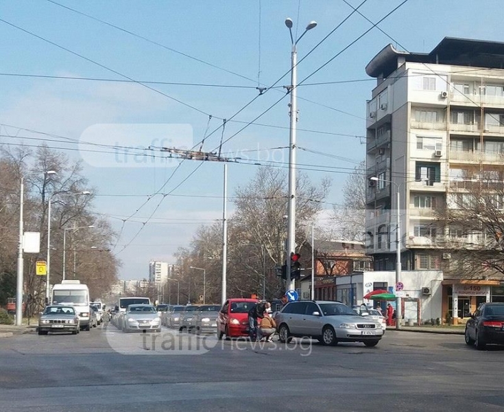 Катастрофа на ресторант “Стадиона“ предизвика километрична колона от коли СНИМКИ