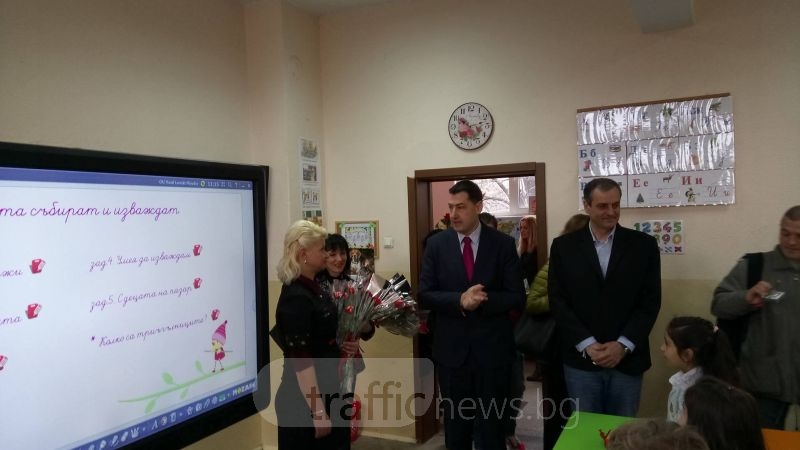 Кметът Иван Тотев се върна в училище, раздаде цветя на преподавателките СНИМКИ