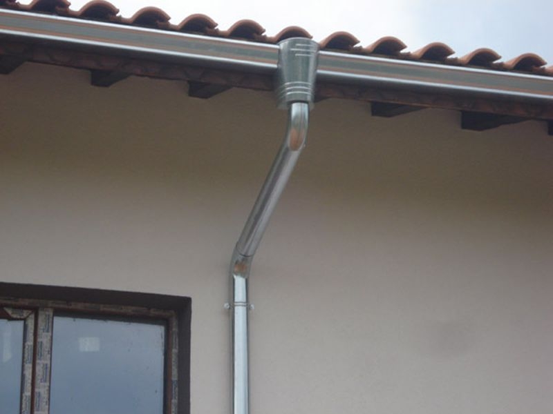 Майстори измамиха възрастен мъж, взеха му близо 7 хиляди лева за нови улуци