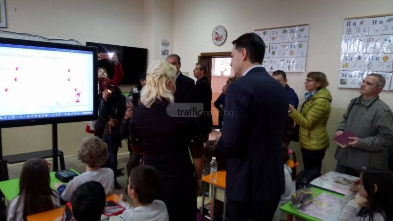 Google влиза в пловдивските училища, идва краят на големите и тежки чанти ВИДЕО