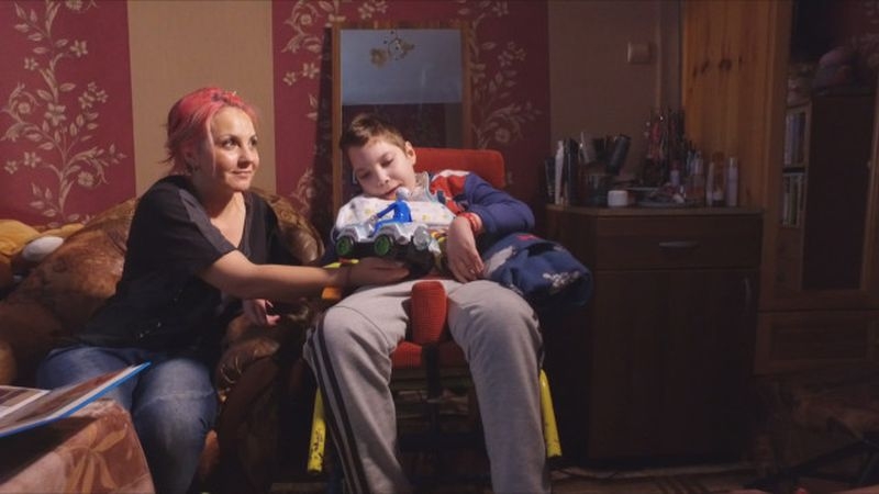 11-годишният Бобчо има нужда от помощ, за да каже думата “мамо“