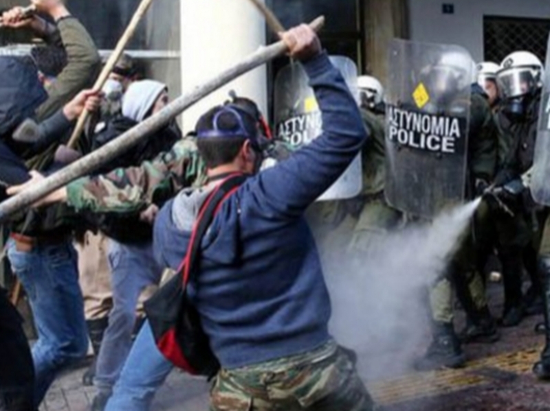 Бой с овчарски геги и полицейски палки се разрази на протест в Гърция