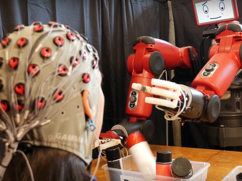 Учени откриха как да управляват роботи с мисълта си ВИДЕО