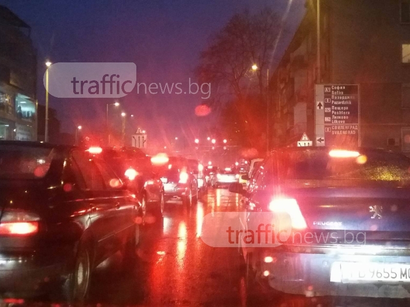 Нечовешки трафик в Пловдив в дъждовната вечер на 8 март СНИМКИ