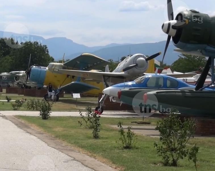 Реставрират самолети на живо в бъдещия Музей на авиацията в Пловдив