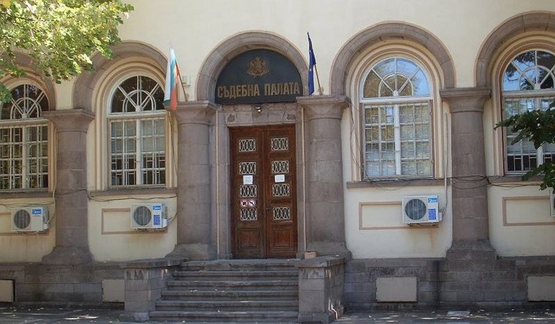Абсурд: Магистрати в Карлово четат присъди във физкултурен салон