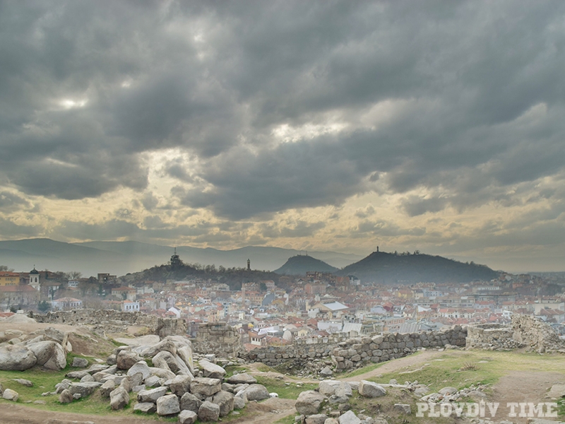 Не излизайте без чадър! Ще вали цял ден, температурите падат