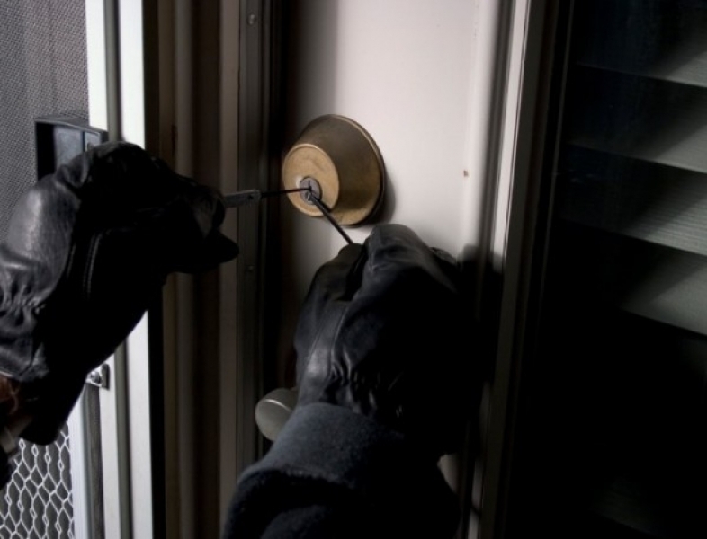 Нови удари на крадците в Пловдив! Задигнаха техника, злато и пари от апартамент в “Тракия“