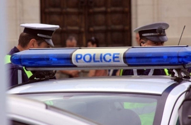 Сърдито старче надра предния капак на БМВ в Капана