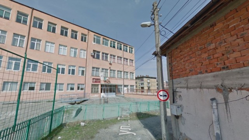 Баба скочи да бие учителката на внука си