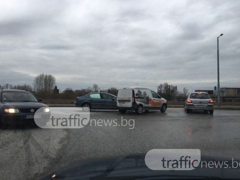 Пежо спря в бус на оживен пловдивски булевард СНИМКИ