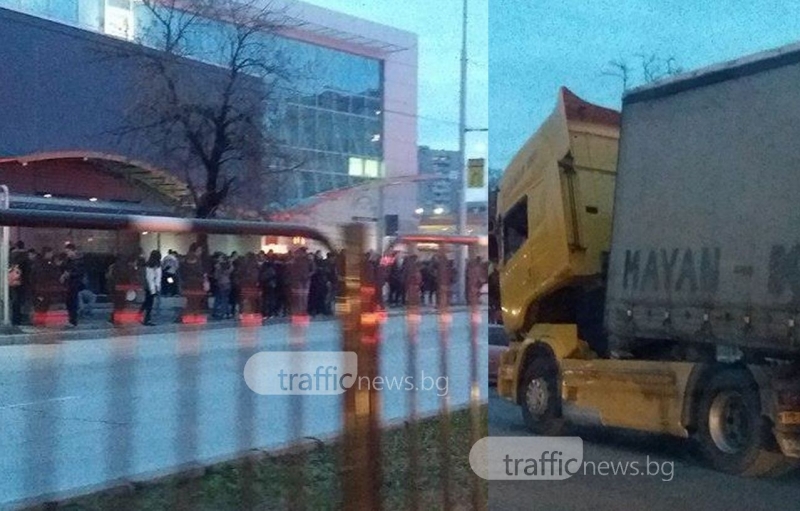 Закъсал тир окончателно затапи Пловдив! Виждали ли сте толкова хора на спирка? СНИМКИ