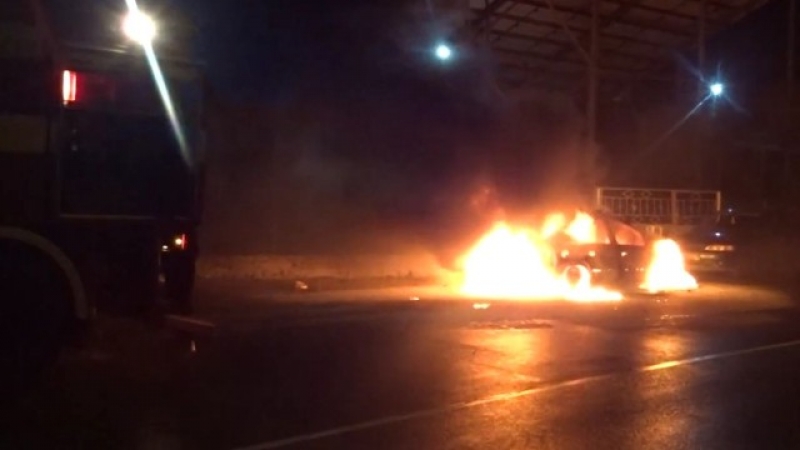 Полицейски автомобил избухна в пламъци ВИДЕО