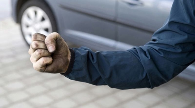 Маскирани мъже пребиха жестоко общински съветник