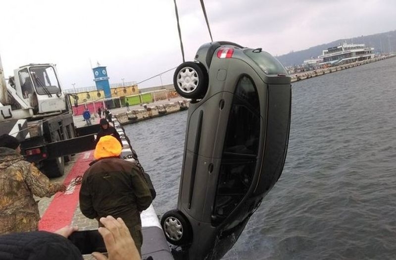 Кола падна в морето, шофьорът забравил да дръпне ръчната спирачка СНИМКИ