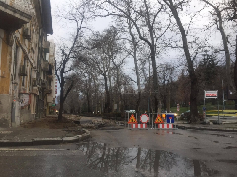 Изровиха асфалта по източното платно на бул. Руски СНИМКА