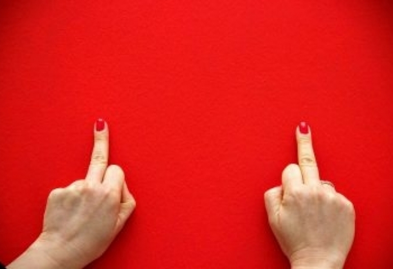 Скандал с ученичка - показа среден пръст на фона на училището си СНИМКА