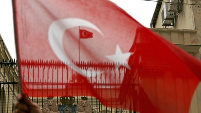 Турско знаме се развя над холандското консулство в Истанбул