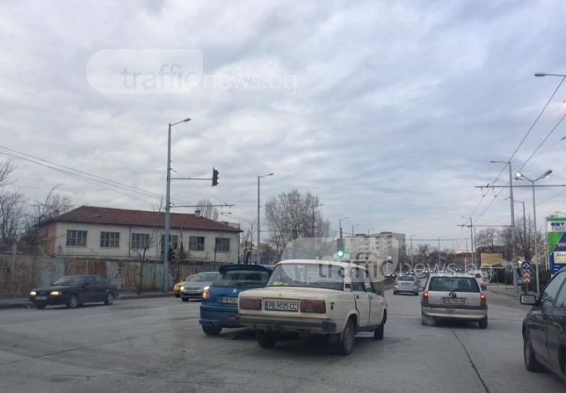 Катастрофа между лада и пежо затапи Кукленско шосе СНИМКИ