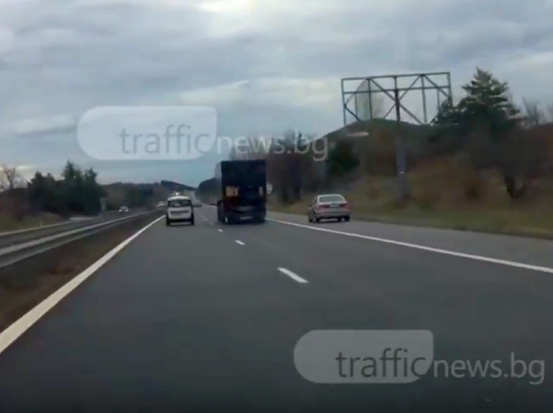 Безумно изпреварване на магистралата към Пловдив! Шофьор шпори в аварийната лента ВИДЕО
