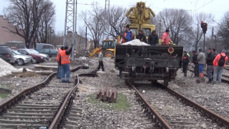 След трагедията: Ударно ремонтират жп линията в Хитрино