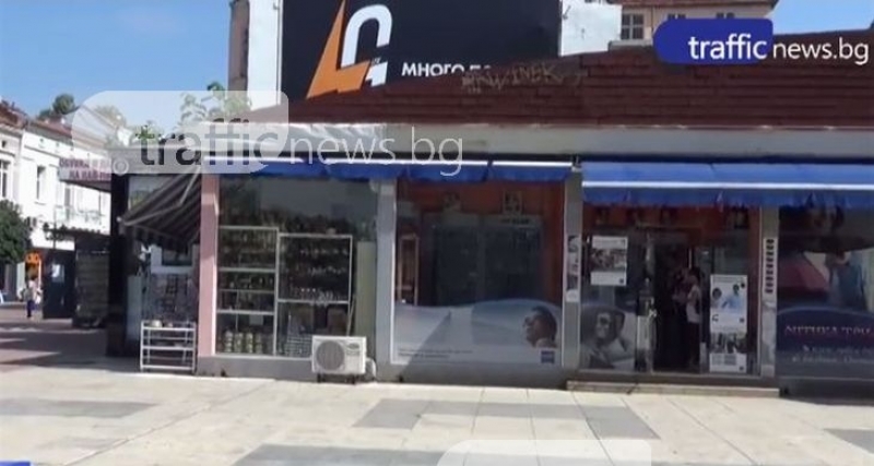 Отложиха събарянето на павилионите до Централна поща