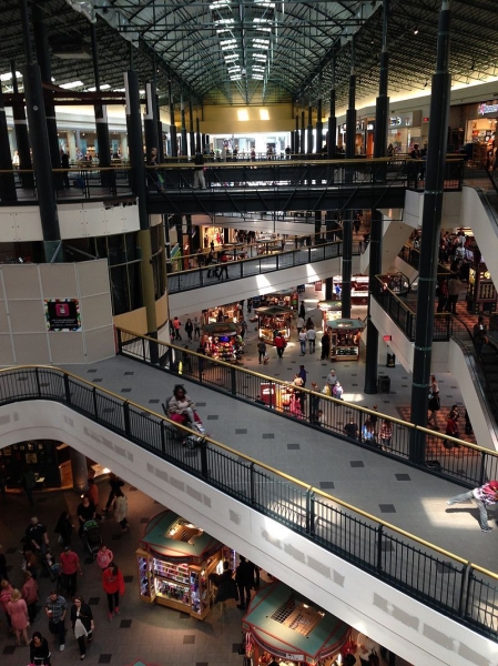 Мол ще плати на клиент, за да живее 5 дни в търговския център