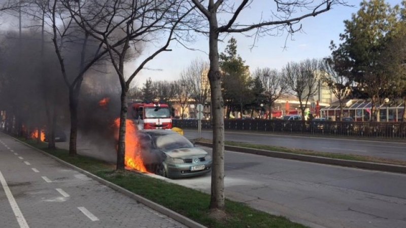 Четири коли изгоряха на бул. “България“ в столицата СНИМКИ