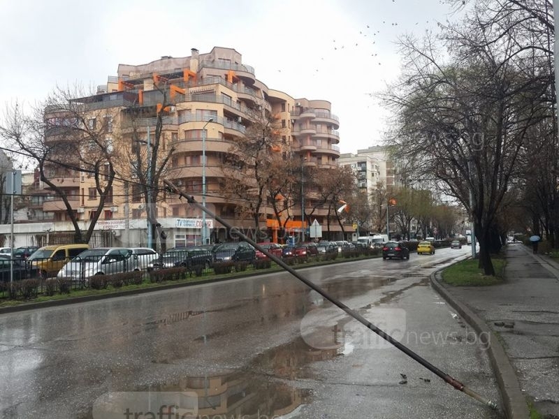 Собствениците на провесените жици в Кършияка си правят оглушки СНИМКИ