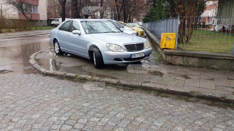 Шофьори завзеха тротоар в Кючука, а пешеходците… в локвата СНИМКИ