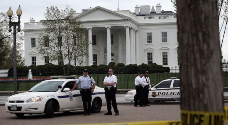 Арестуваха мъж край Белия дом, твърдял, че носи бомба