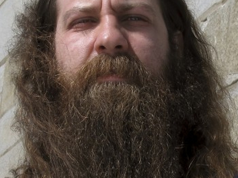 Мъж спечели конкурс с брада, която пуснал в памет на починалата си дъщеричка СНИМКА