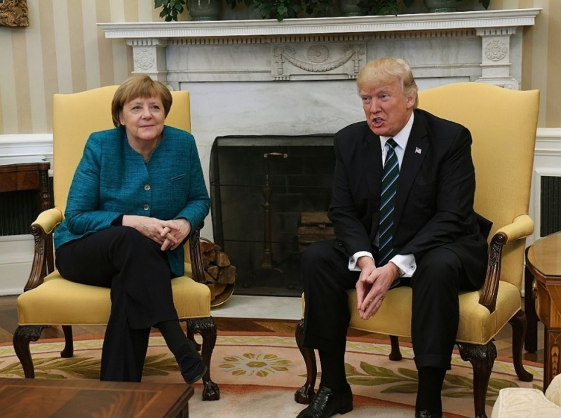 Тръмп не стиснал ръката на Меркел, защото не чул какво му казва тя
