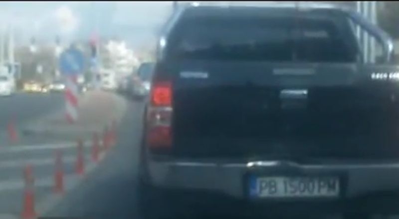 Агресия на пътя в Пловдив: Шофьор на пикап удря нарочно колата зад него ВИДЕО