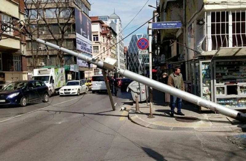 Електрически стълб падна в центъра на София