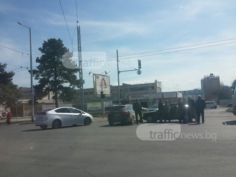 Ауди и мерцедес се удариха на входа на Изгрев СНИМКИ