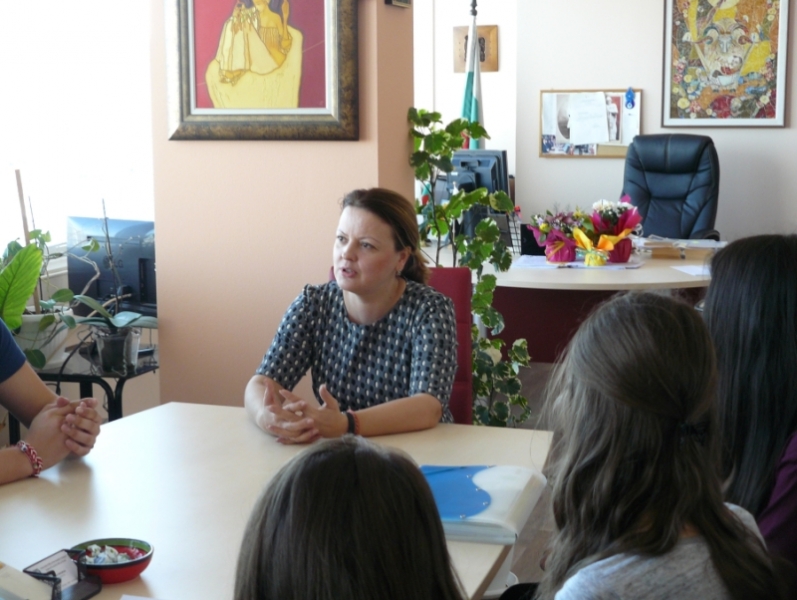 Ученици от Английската научиха... как се обвиняват телефонни измамници