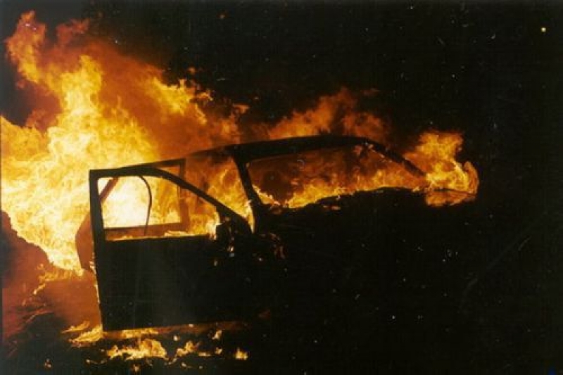 Взрив на микробус в “Бъкстон“, пламнали и други коли