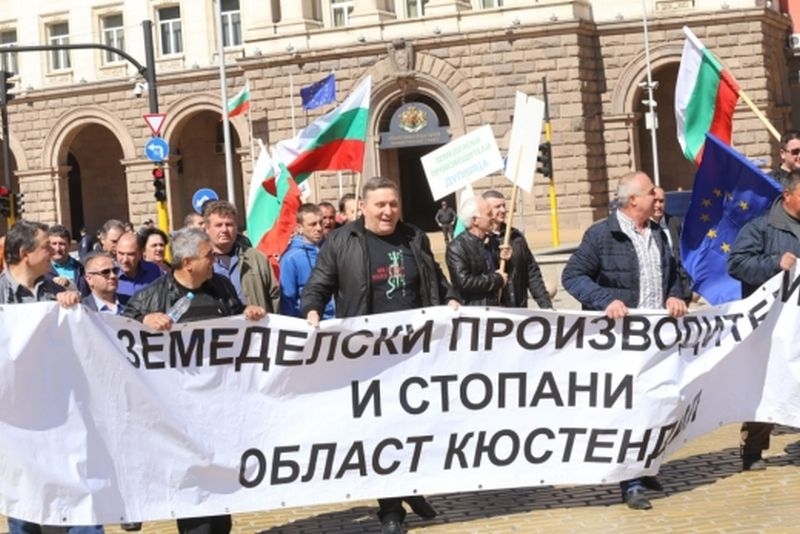 Масов бой в центъра на София, земеделци щурмуват министерството
