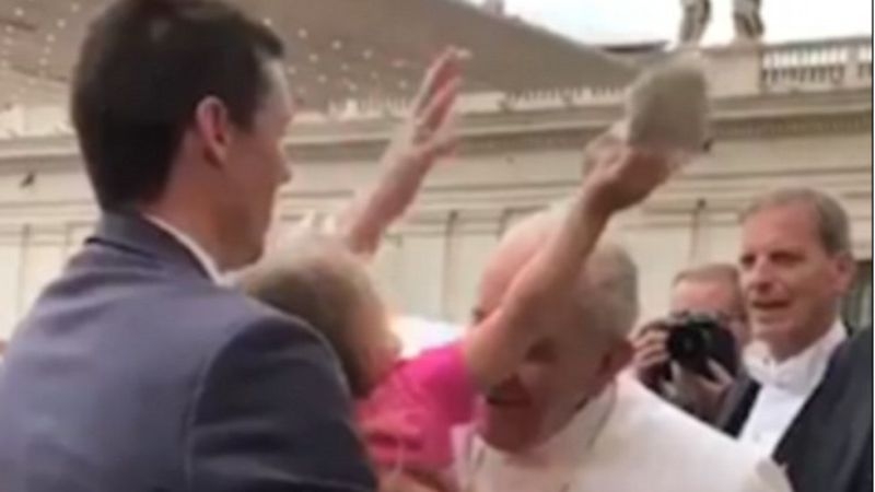Момиченце взе шапката от главата на папата СНИМКА