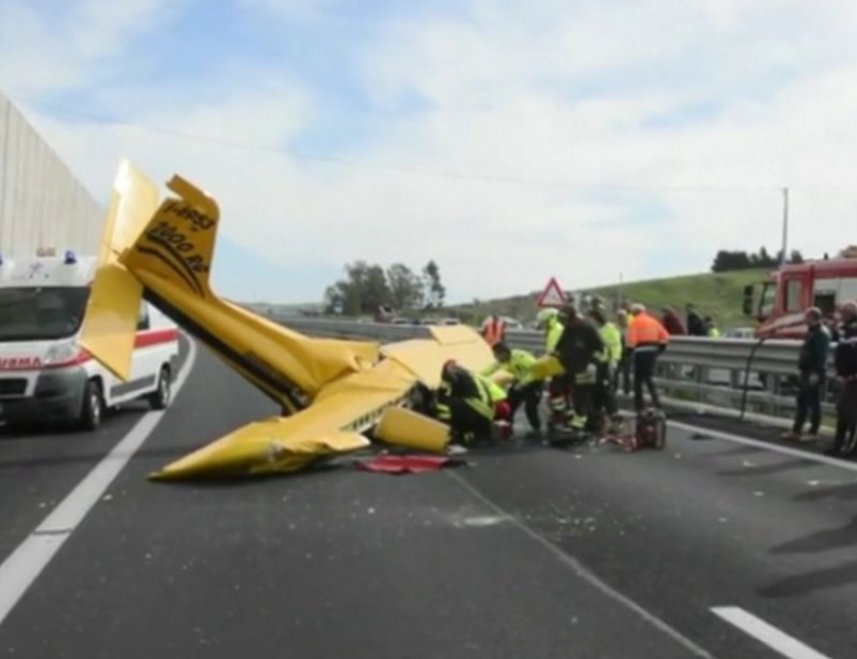Малък самолет се разби на магистрала в Италия ВИДЕО