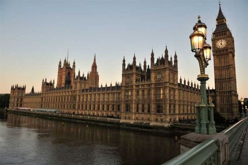Британският парламент под блокада, полицаи убиха човек след стрелба! НА ЖИВО