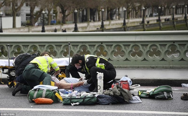 Трима убити и 12 ранени при атаката пред парламента в Лондон СНИМКИ и ВИДЕО