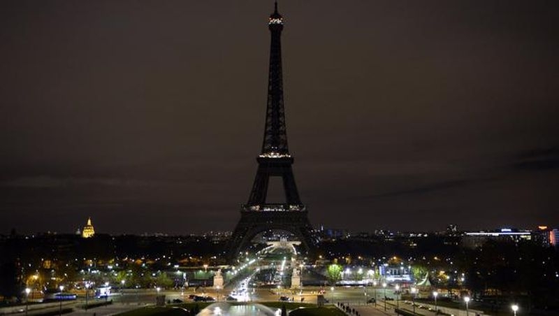 Айфеловата кула потъна в мрак в знак на солидарност към Лондон ВИДЕО