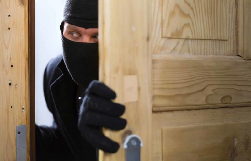 Крадци отмъкнаха 5 бона от къща в Брестник