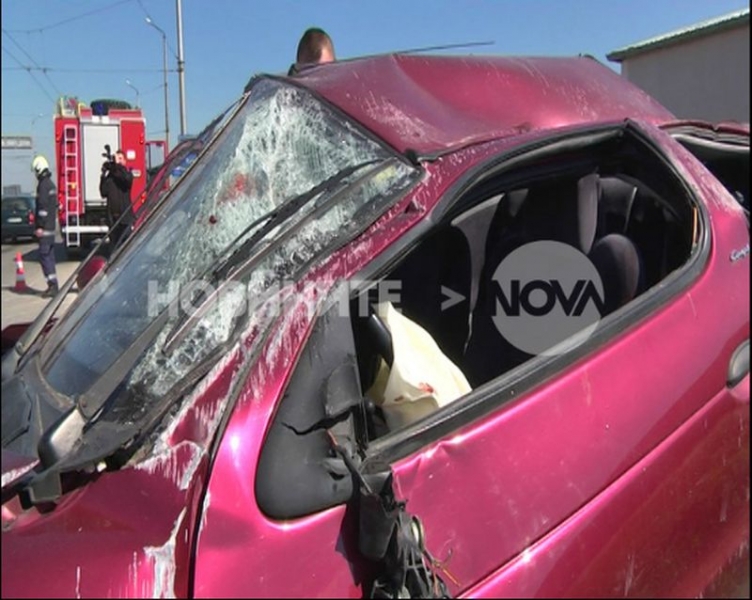 Тежка катастрофа: Кола се обърна по таван СНИМКИ