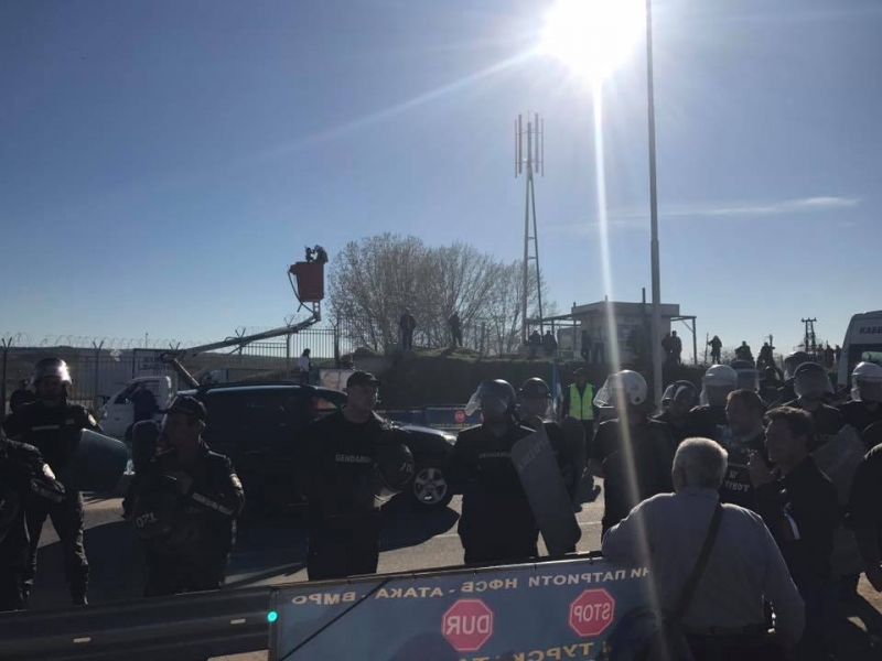 Жандармерията разбута патриотите, пусна автобусите от Бурса