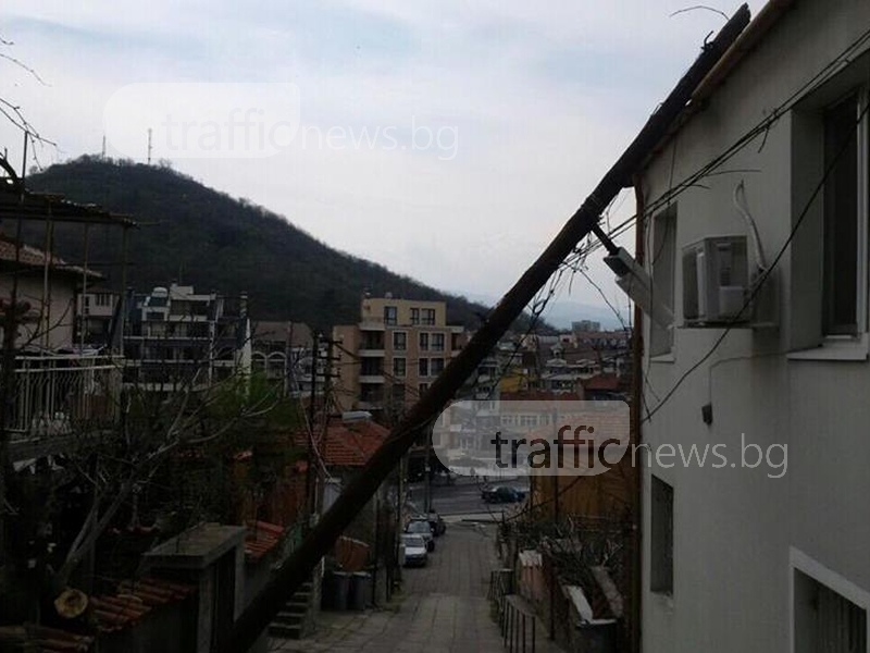 Стълб се стовари върху къща в Пловдив СНИМКИ