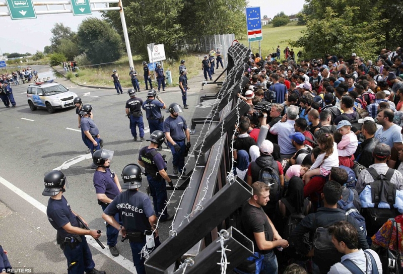 Край! Унгария затваря границата си за абсолютно всички мигранти